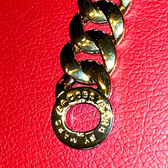 Marc by Marc Jacobs gold tone bracelet with dust bag NWT - Picture 2 of 6